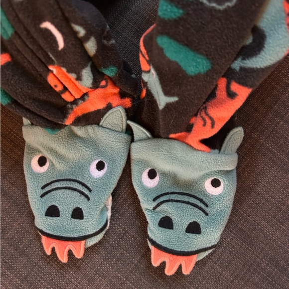 Three pairs of fleece footies from Carters. Size 18 months - Picture 6 of 6